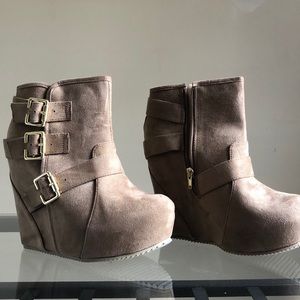 Shi by Journeys Onyx Wedge Bootie (Taupe)